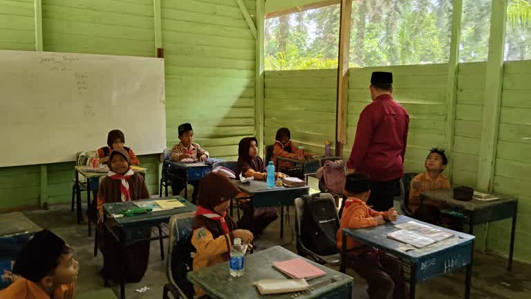 Prihatin Kondisi Madrasah Berdinding Papan, Kasi Penmad Kemenag Kampar Turun Langsung ke MI Darul Huda Kenantan