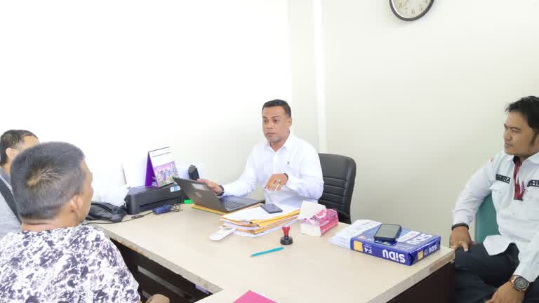 Gerak Cepat! Kasubag TU Kemenhaj Kampar Taufik Efendi Mulai Panaskan Mesin Persiapan Pengumpulan Koper JCH, Dengan Memanggil Para Tenaga Angkut Koper