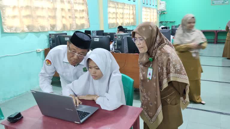 Kakan Kemenag Kampar Apresiasi MTs Daarun Najah: “Jangan Bebani Anak dengan Soal yang Belum Diajarkan”