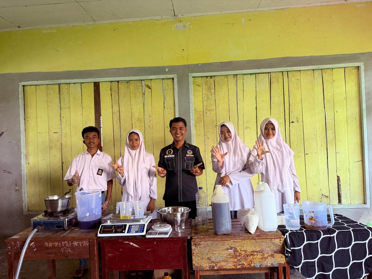 Dari Ruang Kelas Sederhana, Siswa MAN 5 Kampar Sulap Minyak Jelantah Jadi Biodiesel dan Mendapatkan Apresiasi Langsung Anggota DPRD Kampar