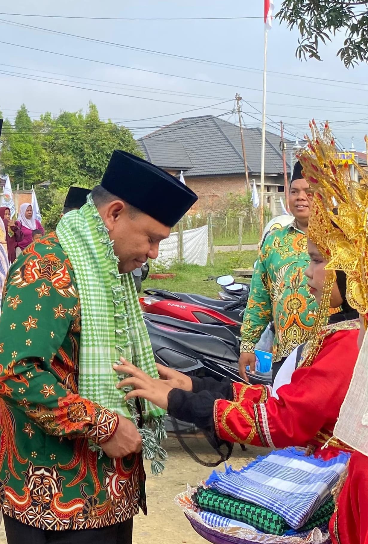 Porsadin Ke-VI Kuansing Bergemuruh, Ketua DPW FKDT Riau Mukhlis Disambut Meriah Ribuan Santri Madrasah Diniyah