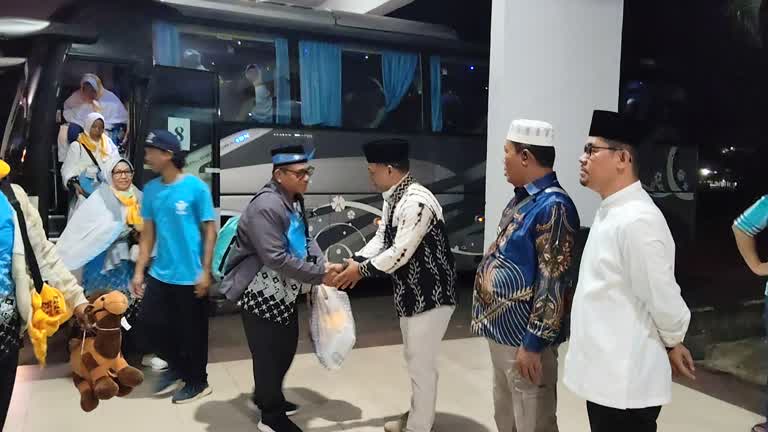 Plh Kepala Kemenhaj Kampar Taufiq Efendi: Dari 437 JH Kampar Kloter 05, 430 Jemaah Haji Kampar Selamat Tiba di Batam, Sisanya Ada Yang Sakit dan Wafat