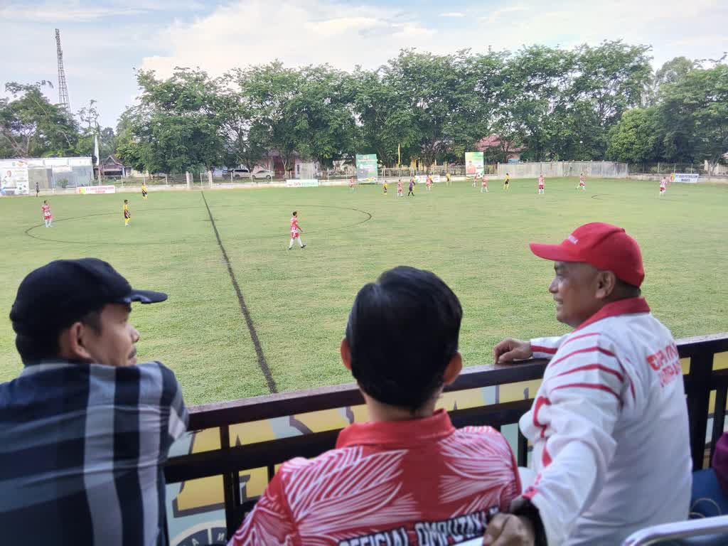 Kadispora Riau H. Yurnalis Basri Saksikan Langsung Final Omputaka Cup VI 2026, Stadion Anggun-Anggun Muara Uwai Dipadati Ribuan Penonton