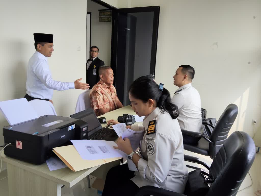 Kemenhaj Kampar Jemput Bola, Petugas Imigrasi ‘Ngantor’ Layani Paspor CJH